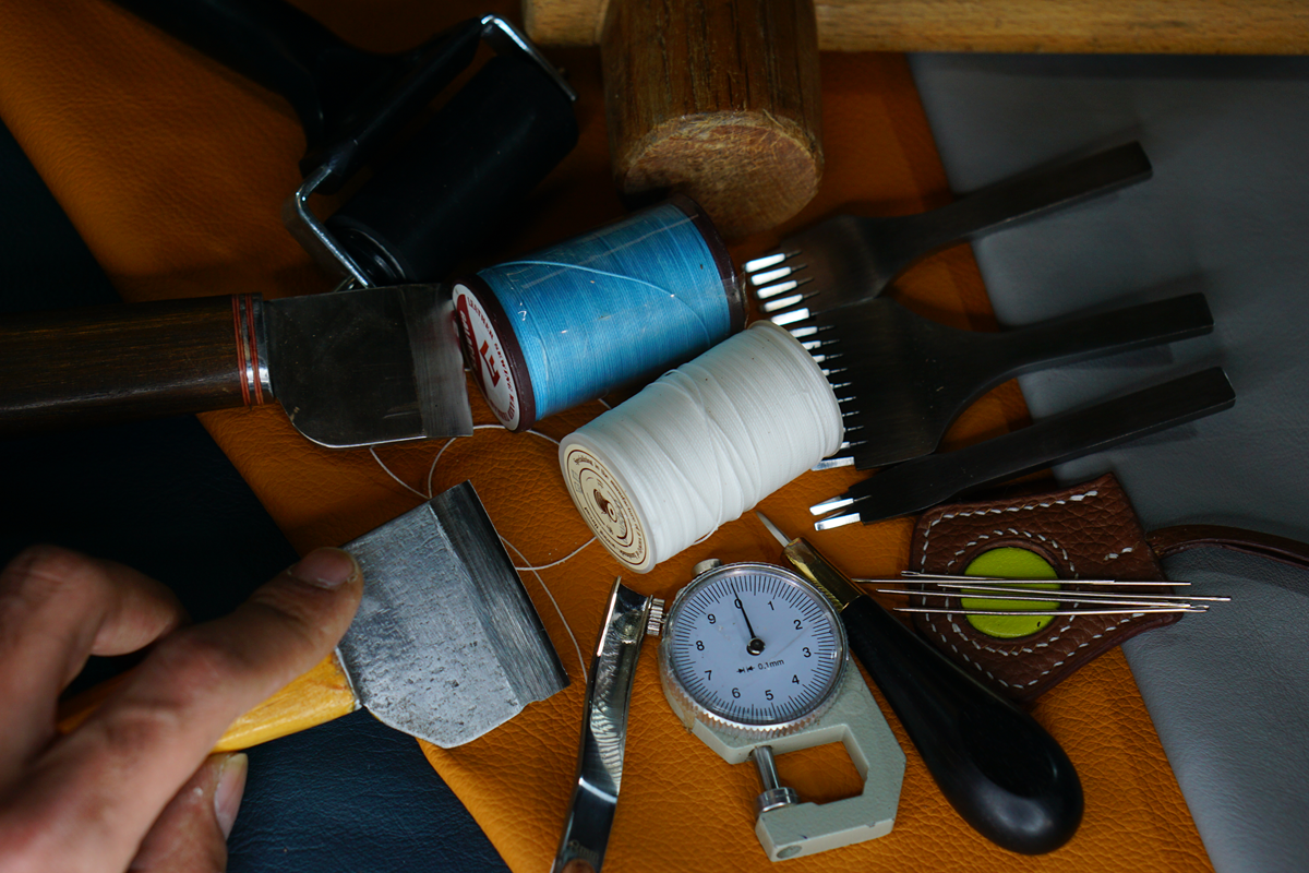 Aprende a hacer tus propios bolsos de cuero en este curso para principiantes.taller de cuero y pielartesania en cuero.tecnicas 